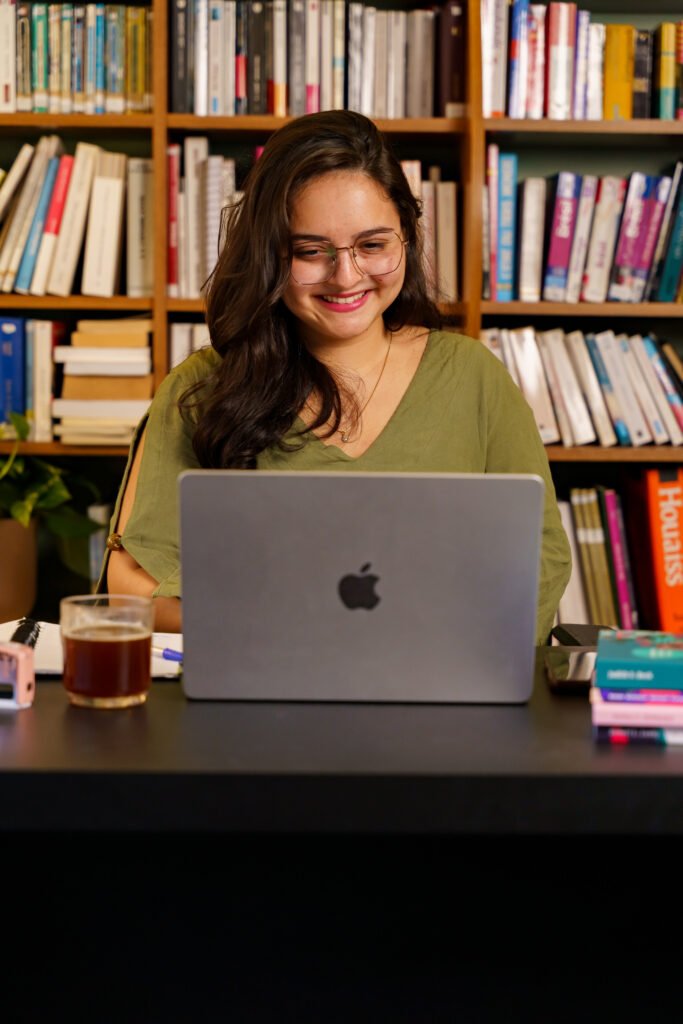 Psicóloga Veronica Karnopp sorrindo durante atendimento online